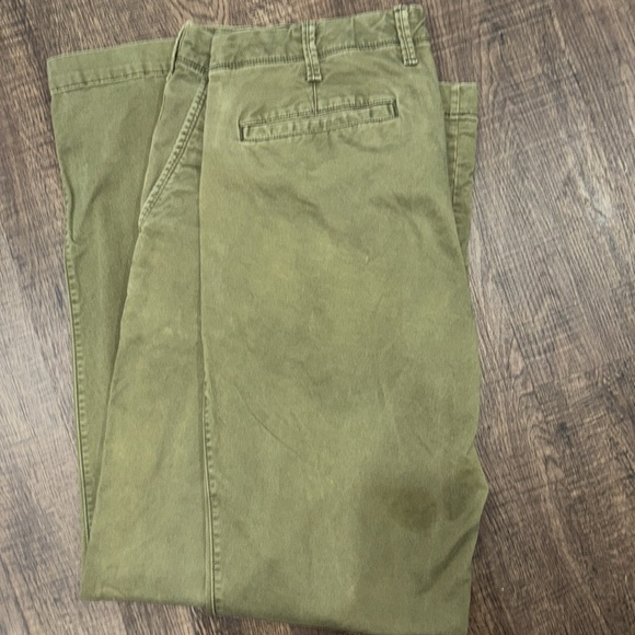 Mens Gap khakis size 36x34. Small tear on left buttock area. - Picture 2 of 4